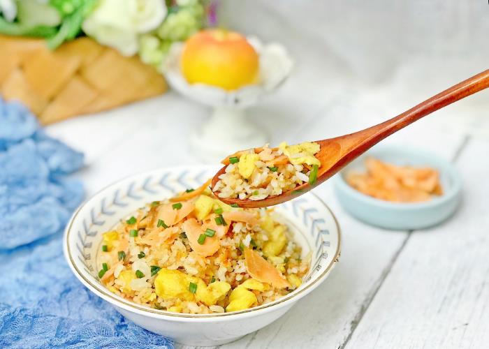 所需食材烟熏三文鱼 150g米饭       1碗盐         1到3g鸡蛋