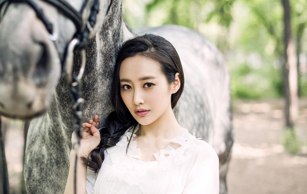 今天小编要给大家介绍的是一位女演员,她就是李纯,不知道小伙伴们对