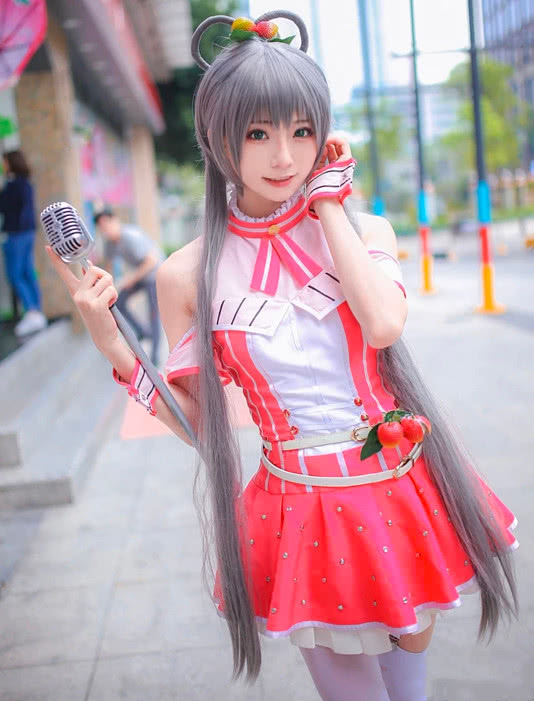 初中生Cosplay“洛天依”,腿比麦克风都长,这谁扛得住?|洛天依|初中生|麦克风_新浪新闻