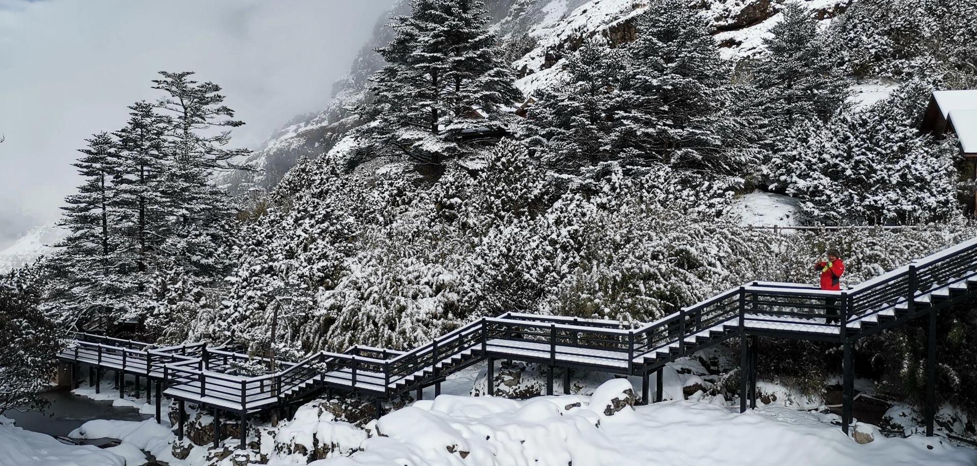 慕名而来的游客及市民一边欣赏着别致雪景,一边呼吸着清新舒爽的空气