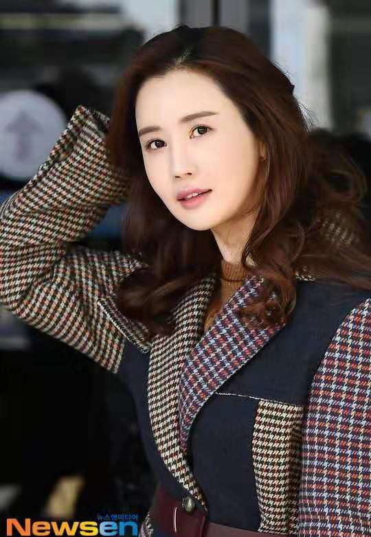 35岁李多海现身机场,拼色西装搭长筒靴,烫波浪大卷发尽显女神范