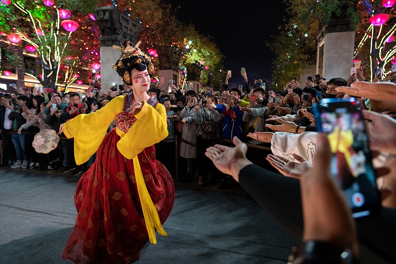 西安大唐不夜城不倒翁小姐姐走红男演员人气不高成陪衬