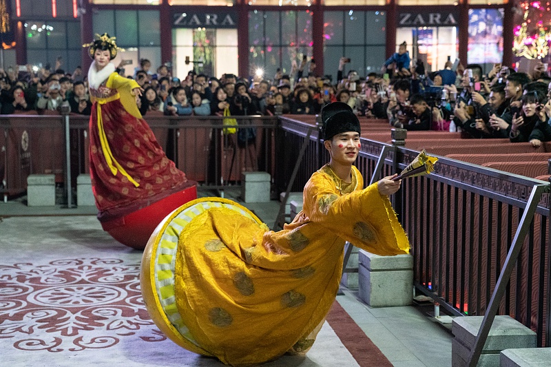 西安大唐不夜城不倒翁小姐姐走红男演员人气不高成陪衬