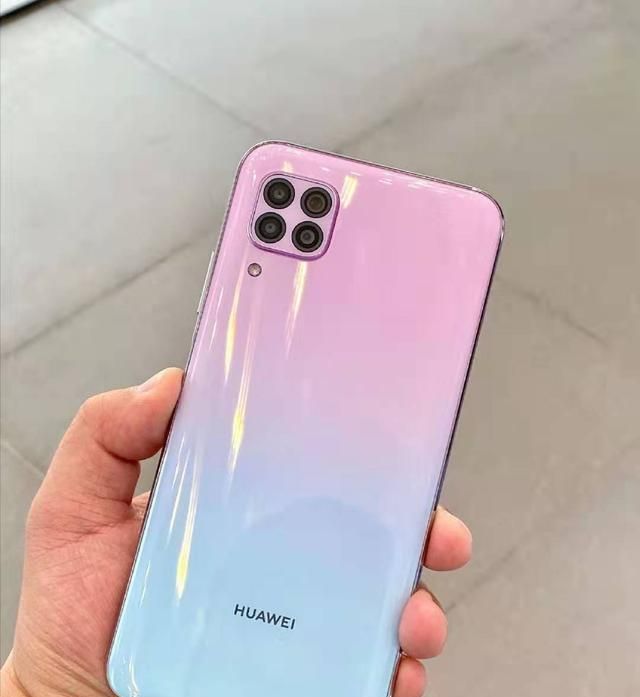 华为新机nova6se被网友戏称四眼仔昨天发布会发布定位刁钻