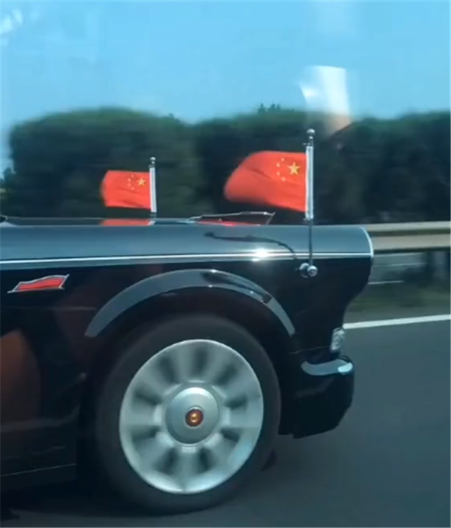 高架偶遇红旗l5,挂1949牌,车头两侧插旗,车主是圣源集团老总