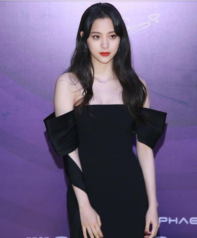 欧阳娜娜一身黑色的包臀鱼尾礼服,黑色的长卷发,露肩的设计,白皙的