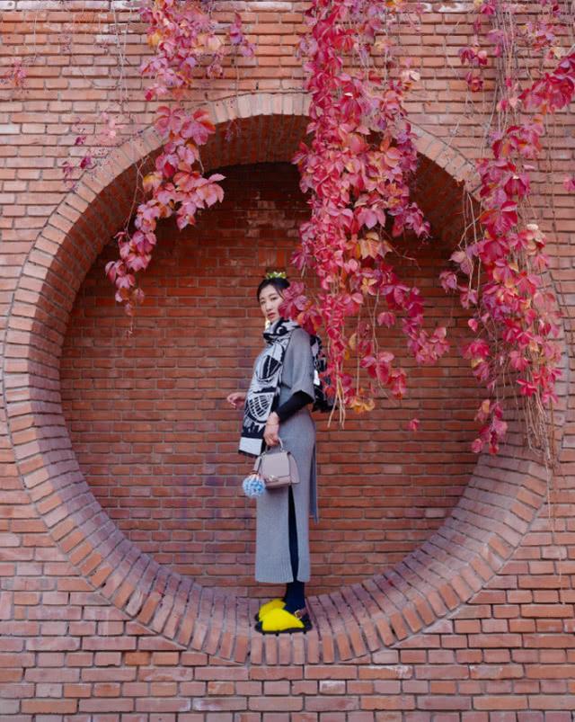 孕妈何雯娜晒近照幸福满溢,挺大肚出游四肢纤细惹人羡慕