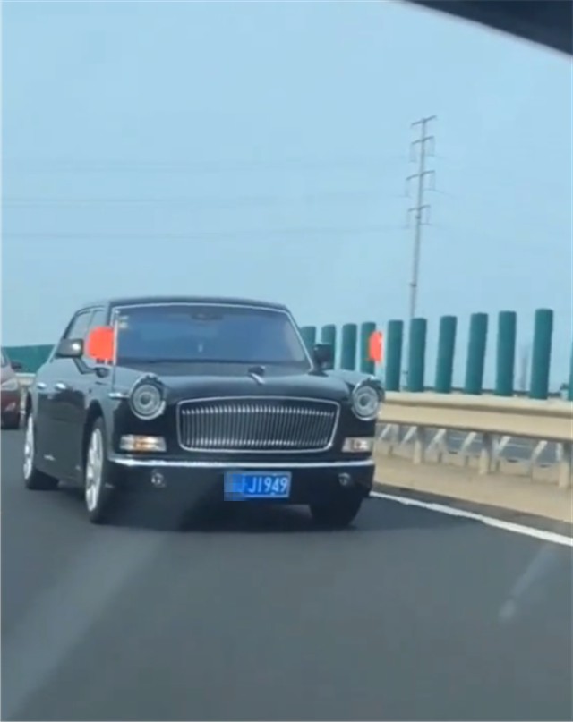 高架偶遇红旗l5挂1949牌车头两侧插旗车主是圣源集团老总