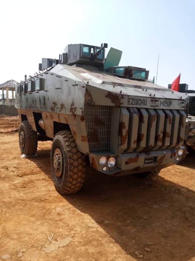 非洲自制装甲车太土味,重机枪用锈铁管凑数,浑身毛刺看着都扎眼