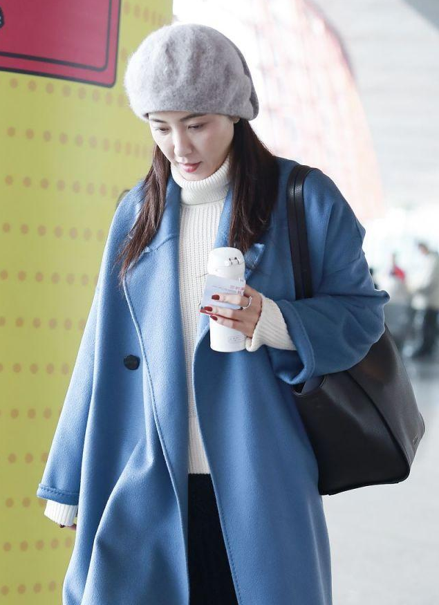 曾黎罕见机场秀穿雾霾蓝大衣美到认不出43岁这气质我真羡慕