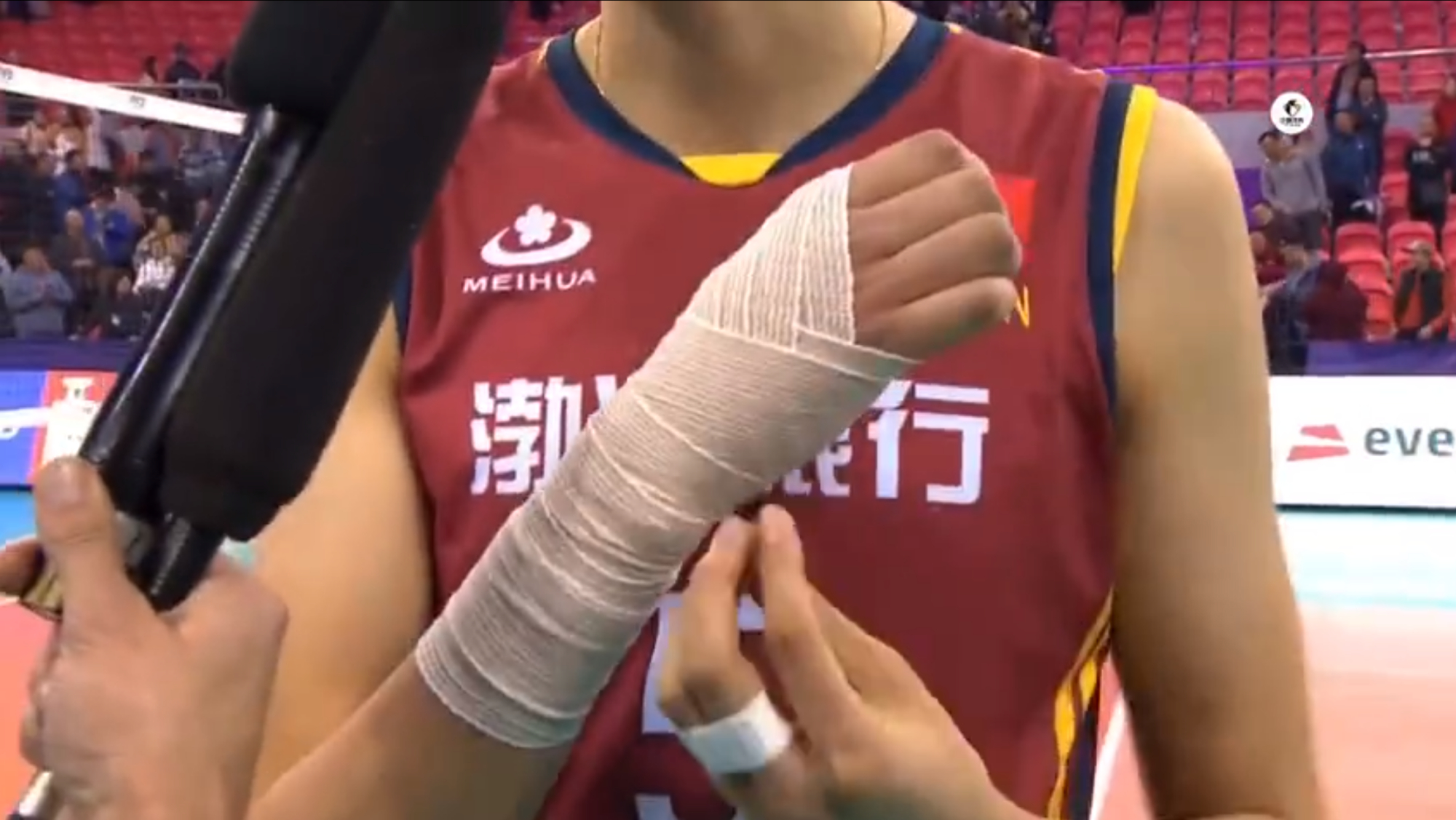 朱婷手腕受伤下场!赛后绑厚厚绷带,坦承2年老伤,陈忠和安家杰慰问
