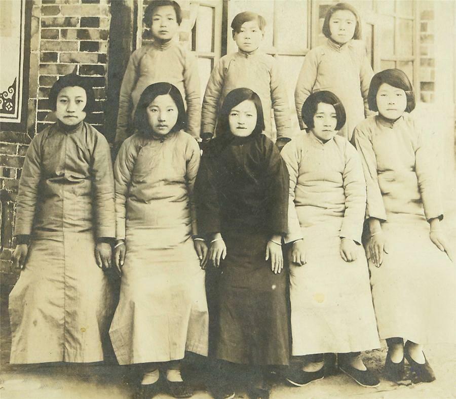 民国女大学生不整容漂亮开朗