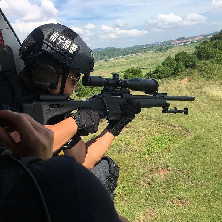 这个南宁特警精准命中百米外的一枚硬币,超帅!