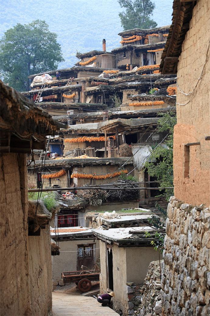 云南古老的彝族村落,至今夜不闭户,因为家家相连,户户相通