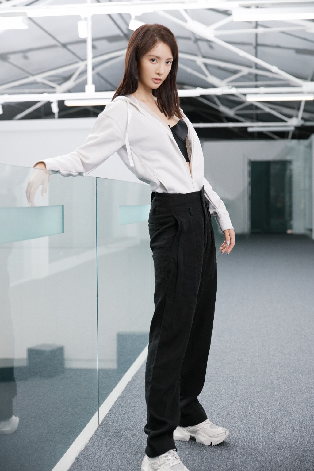 金晨穿大红色紧身开叉裙,配高跟鞋秀婀娜身姿,美得让人挪不开眼