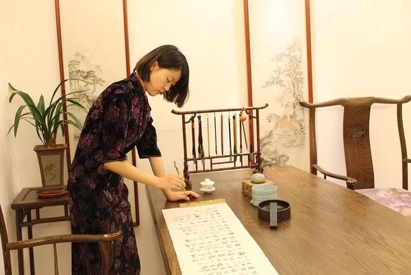 我们不妨先梳理一个问题:为何当代女书法家很吃香?