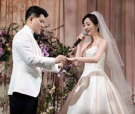 安徽卫视一姐余声晒近照,下巴超尖太惊悚,难道是修图过度?