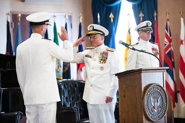 勋章叮叮当当挂了一身美海军最高军官充当救火队员当正直的人