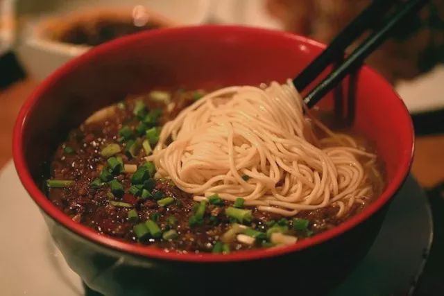 湖北枣阳酸浆面,面条软而有弹性,很有嚼劲,连吃几碗都吃不够!