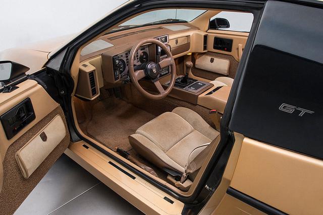 80年代会跑又省油的中置引擎美国跑车-庞蒂亚克fiero