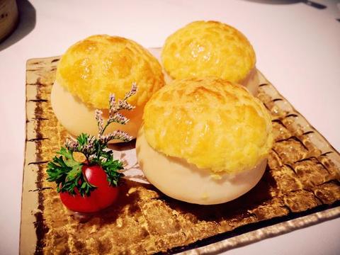 酥皮包又叫菠萝包,是香港茶餐厅首创的特色食品