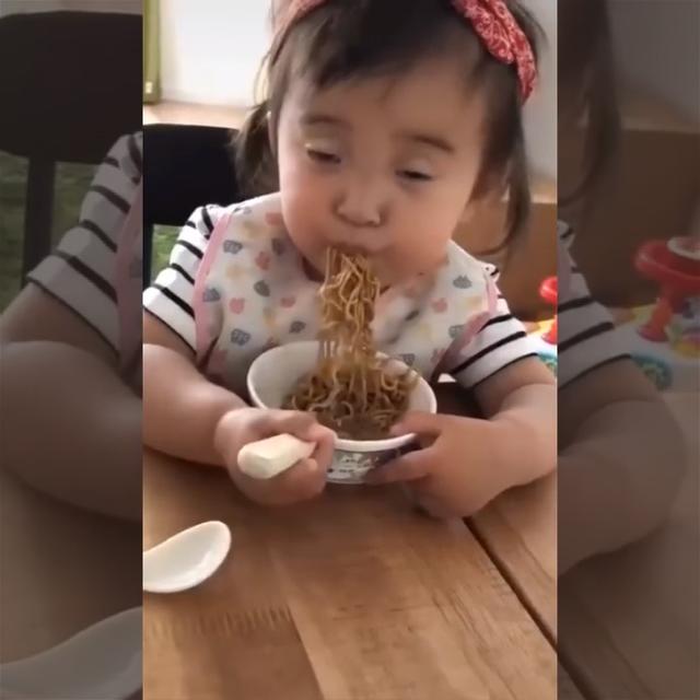 人类两大欲望的终极对决,美食VS困意,宝宝的困意还是战胜了食欲|注意力|专注力|宝宝_新浪新闻