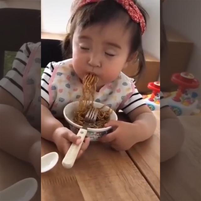 人类两大欲望的终极对决,美食VS困意,宝宝的困意还是战胜了食欲|注意力|专注力|宝宝_新浪新闻