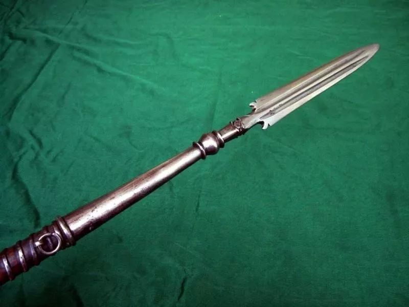 正文  矛的分类也有很多种,这款蛇矛也是其中的一款,通体铁制,由矛头