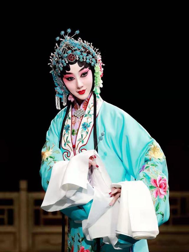 典雅娴静的程派青衣沙霏,京剧界的"魅力新星"