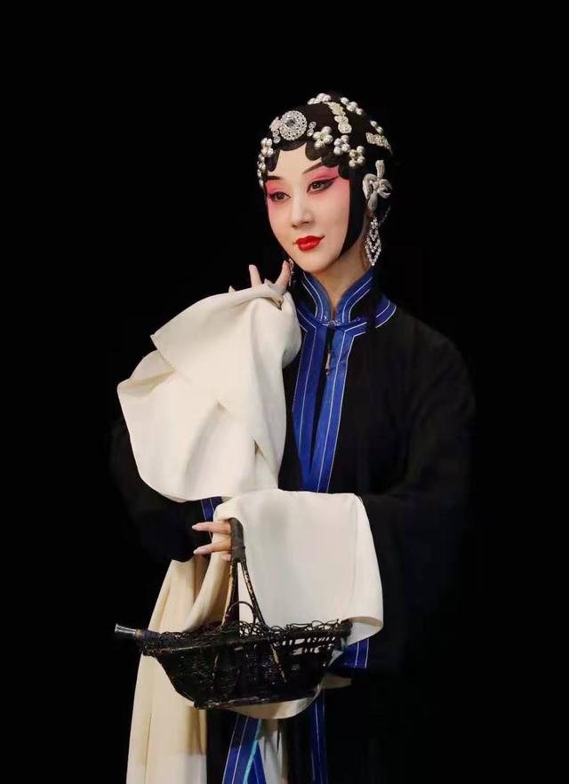 典雅娴静的程派青衣沙霏,京剧界的"魅力新星"