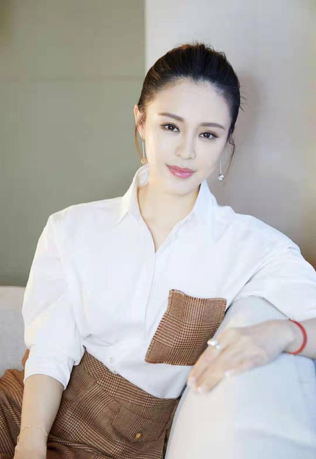 佟大为老婆关悦真会穿,白色衬衫配阔腿裤好高级,美得不像40岁