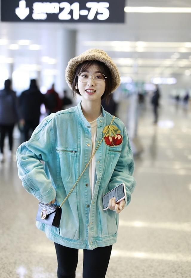 邢菲现身机场,穿牛仔装少女心十足,戴羊羔毛渔夫帽超可爱