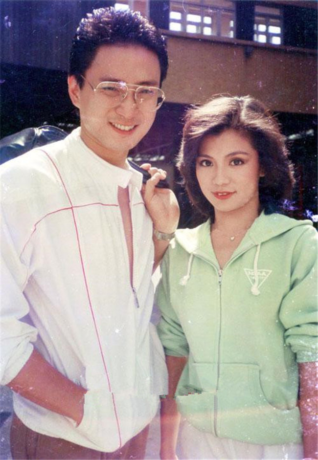 翁美玲和汤镇业的旧照片,最后一幅图边吃东西边谈论工作