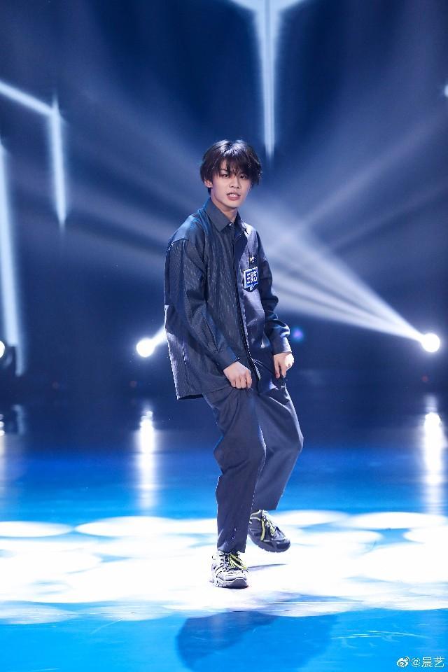 评论"一跳舞你就是人群中最闪耀的人王晨艺" "王晨艺真的超级努力超级