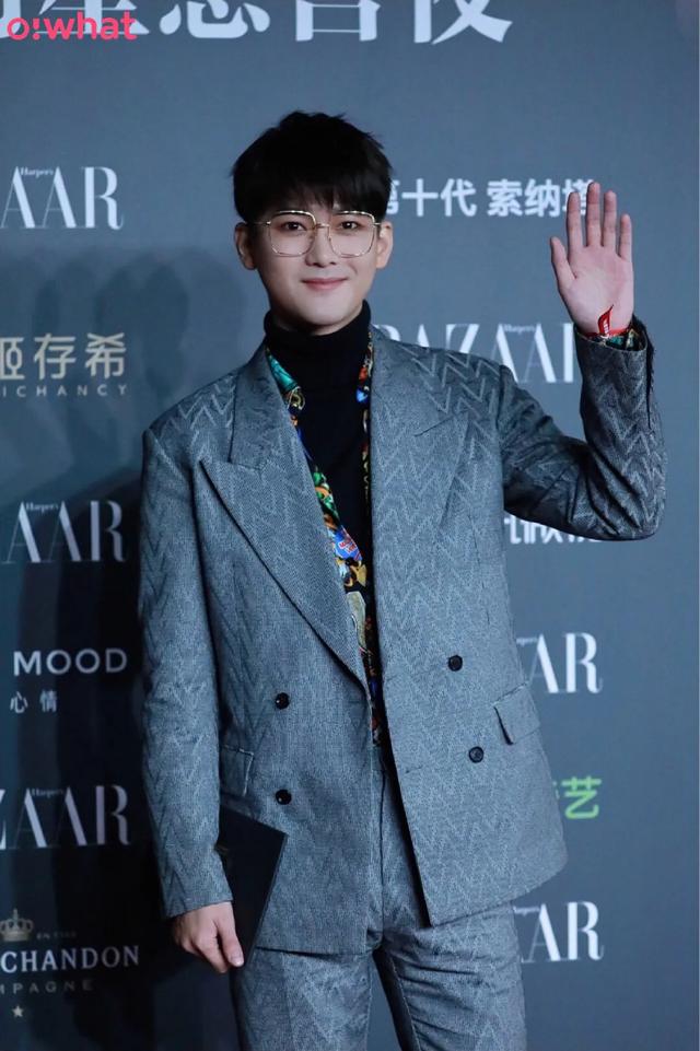 熊梓淇芭莎夜秒变眼镜哥,银灰西装太抢镜
