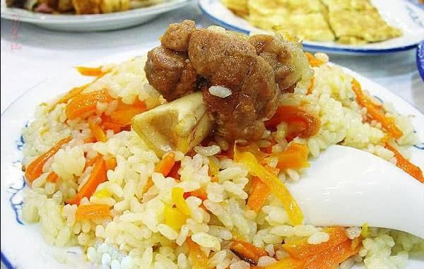 新疆手抓饭,用手抓着吃?网友:看完才知道,这么多年我们都错了