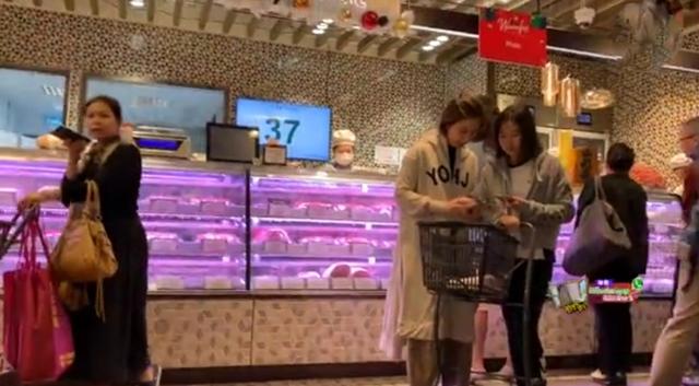 55岁关咏荷近照曝光，和14岁女儿超市购物，素颜打扮无人认出