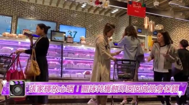 55岁关咏荷近照曝光，和14岁女儿超市购物，素颜打扮无人认出