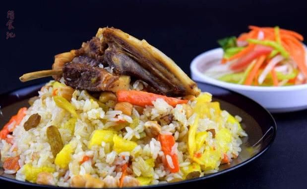 新疆手抓饭,用手抓着吃?网友:看完才知道,这么多年我们都错了