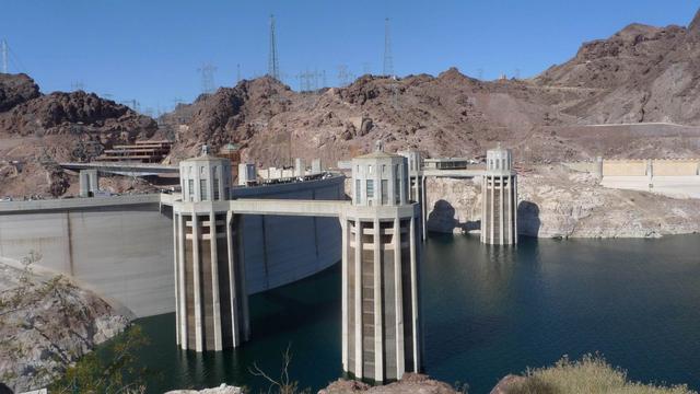 水坝是人类水利工程中的重要建筑,一般水坝之内还会设置水电站,这样的