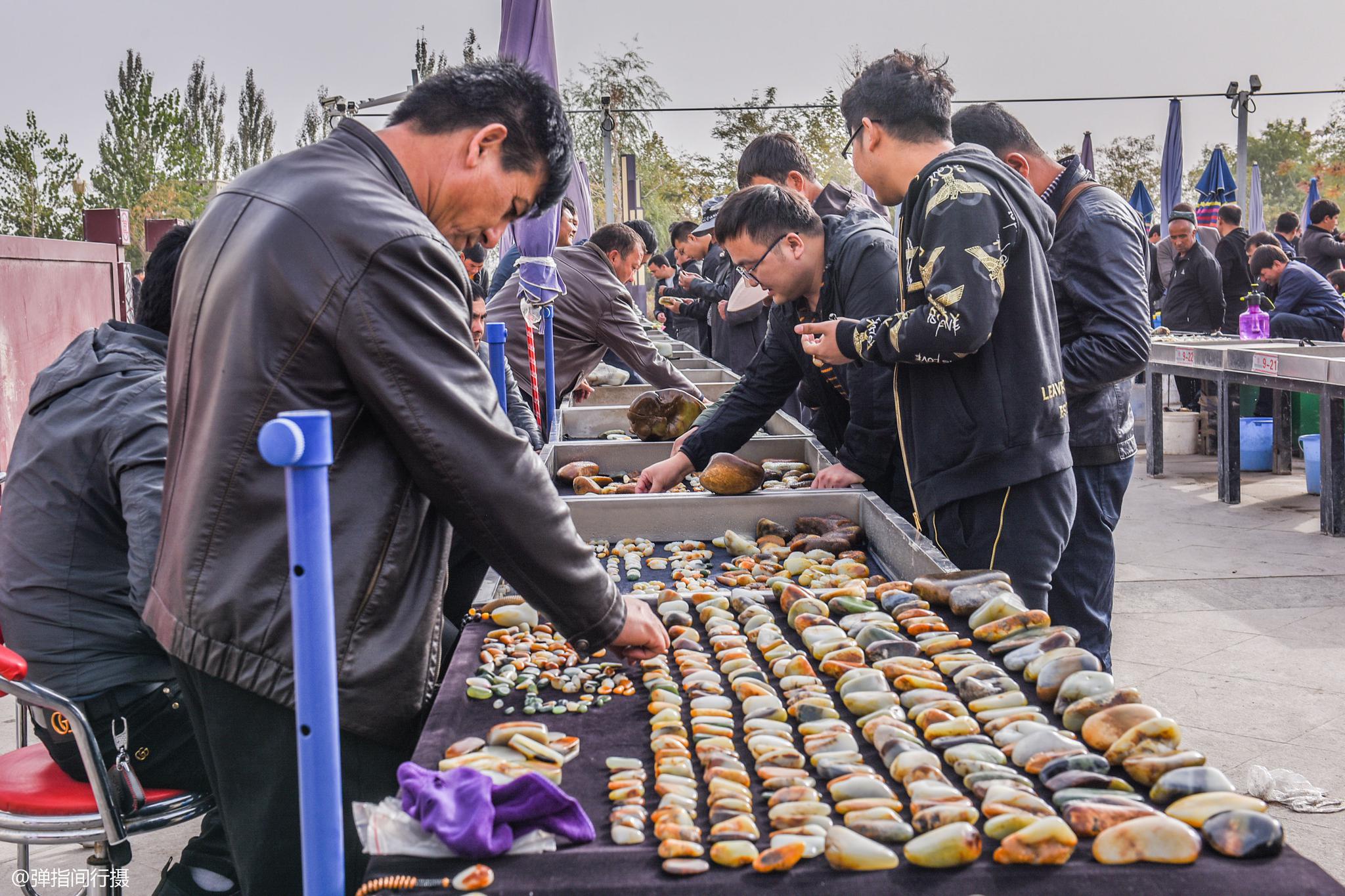 新疆和田玉石摆摊卖,像"菜市场"可讨价,一块开价却高达上千万
