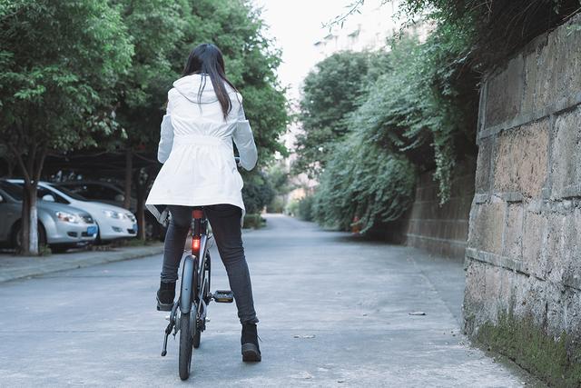 骑记电动助力自行车：带姑娘骑车郊游，车速是关键