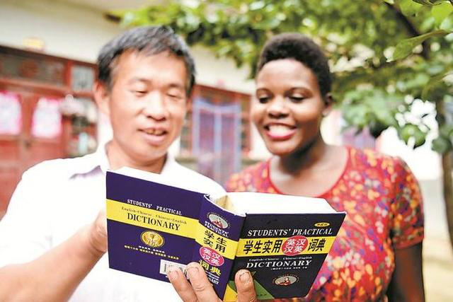 农村大叔娶小20岁洋老婆,妻子为他生俩儿子,包揽家务农活|乌干达|农活