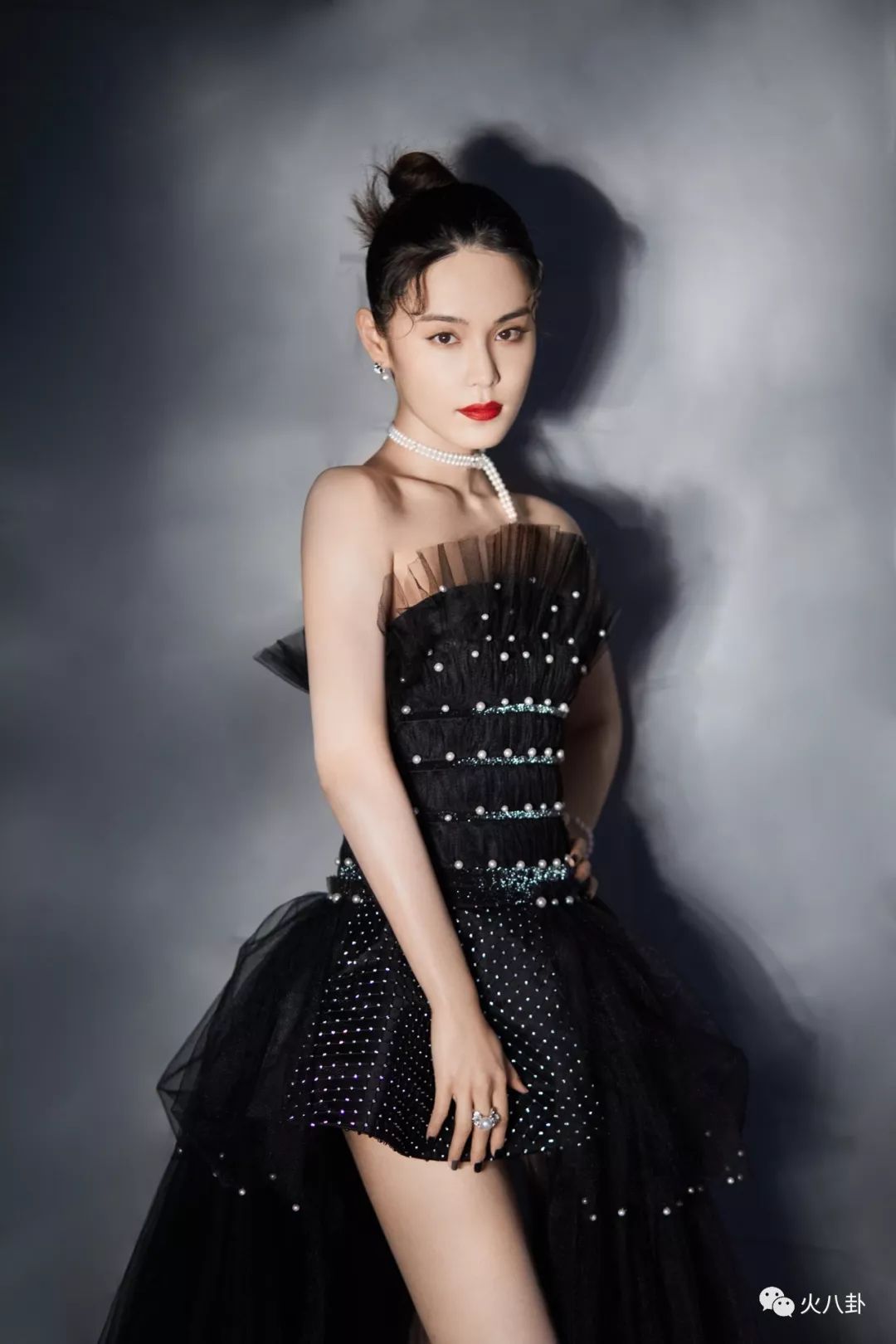 费加罗风尚盛典红毯，韩丹桐暗黑公主蛋糕裙被她穿出绝美冷飒感！