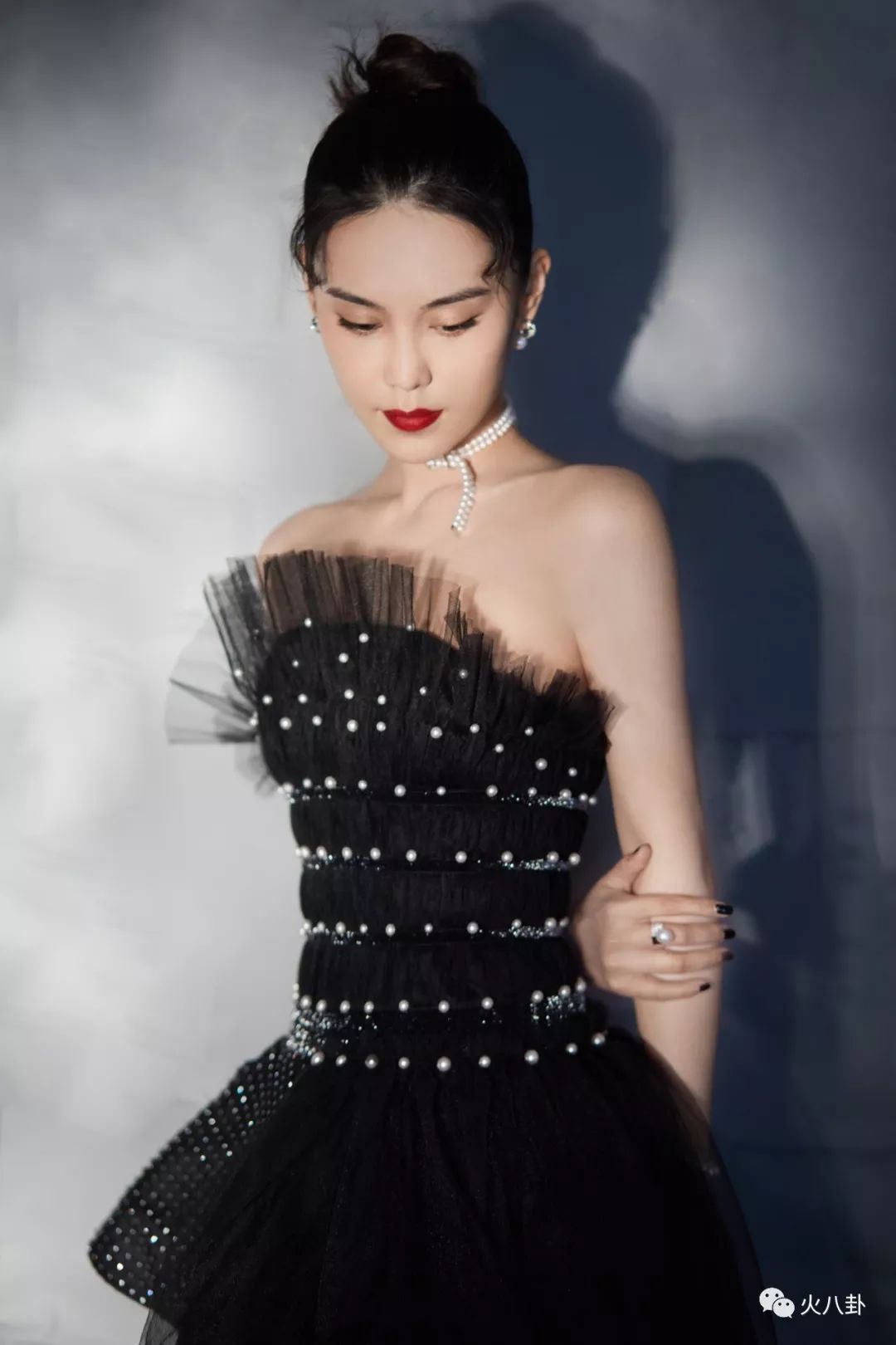 费加罗风尚盛典红毯，韩丹桐暗黑公主蛋糕裙被她穿出绝美冷飒感！