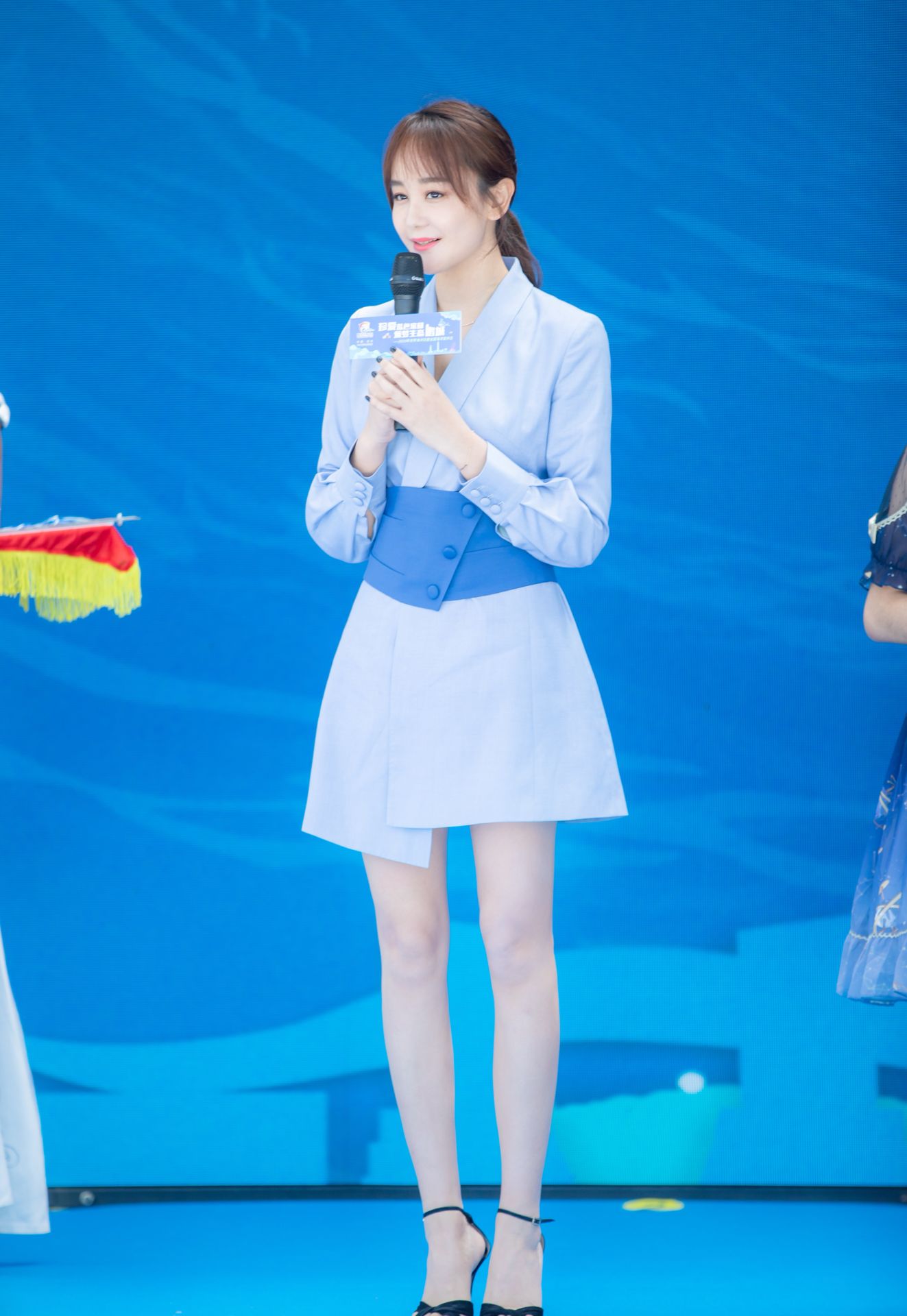 海陆身穿蓝色西装搭配同色系腰带 网友夸其:有眼光