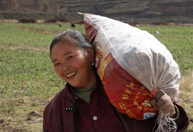 不懂描眉化妆,不去美容健身,8张图直击农村留守妇女的真实生活