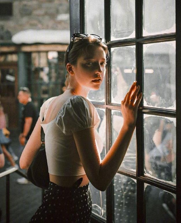 复古风总让人为之着迷,简约单品穿搭 滤镜拍出高级感,美翻了