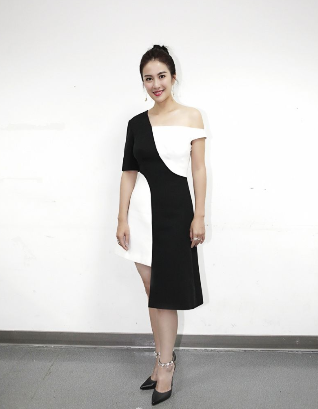 叶璇罕见高调亮相穿v领开叉裙秀身材女人看了都心跳加速