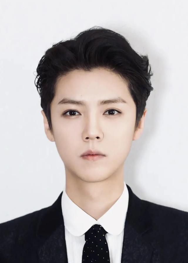 鹿晗的头发让人羡慕,发际线逐渐往下移,发量超多仿佛头顶一坨云